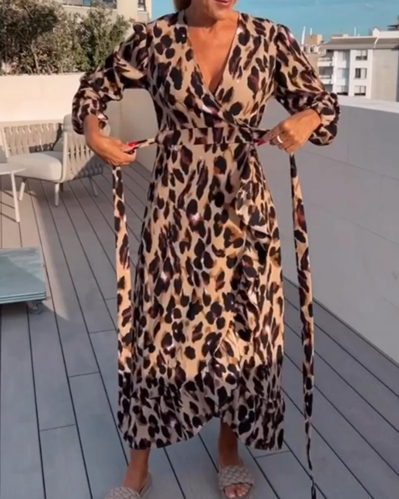 V-ringad klänning med leopardtryck