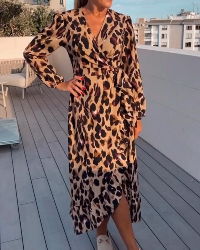 V-ringad klänning med leopardtryck